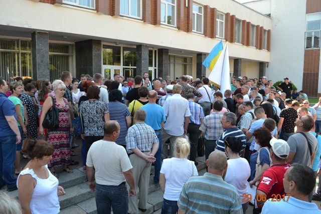 Люди втомилися від безладу, - Лут про причини мітингів енергетиків біля судів