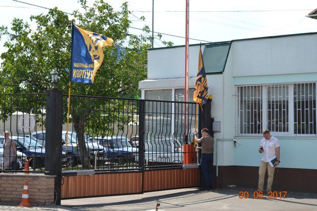 З воріт "Черкасиобленерго" викрали прапори Нацкорпусу